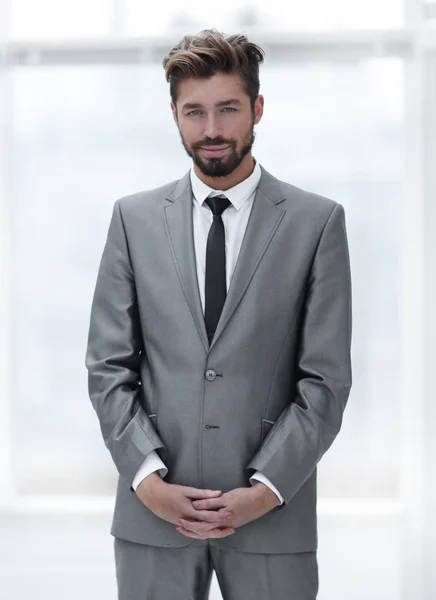 Mladý muž v šedém obleku — Stock fotografie