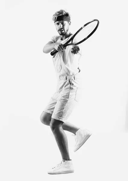 Un jugador de tenis está jugando sobre un fondo blanco . —  Fotos de Stock