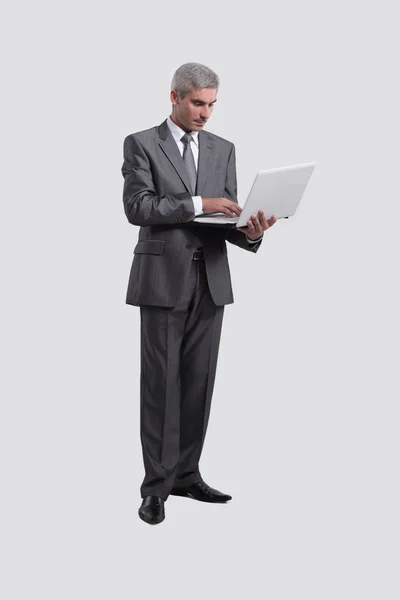 Hombre de negocios de pie con un ordenador portátil abierto —  Fotos de Stock