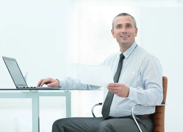 Ältere Manager sitzen am Schreibtisch im hellen Büro und arbeiten — Stockfoto
