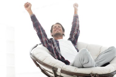 şık adam rahat bir sandalye germe