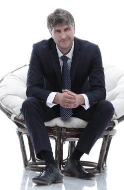 Yorgun iş adamı büyük bir rahat sandalyede oturuyor