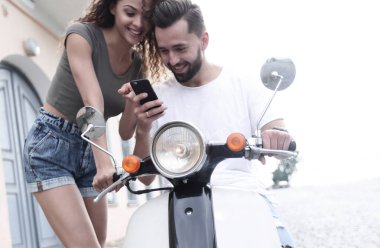 Mutlu genç çift yaz gezisi bir scooter üzerinde olması