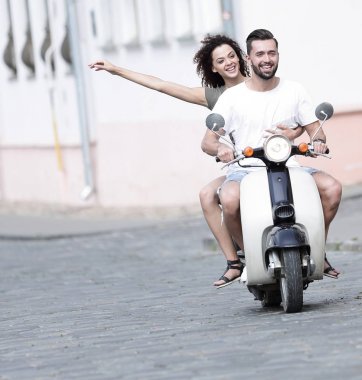 Cool adam ve güzel kız ifade ile scooter üzerinde sürme