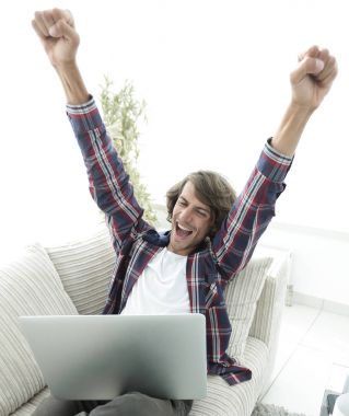 çok mutlu adam evde laptop ile çalışma.