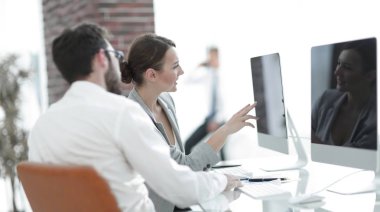 Ofis çalışanları mevcut sorunları tartışmak