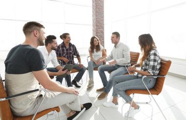 ofis lobisinde otururken yaratıcı ekibi