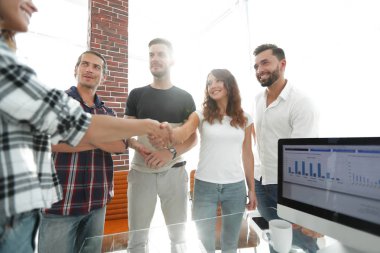 el sıkışma genç tasarımcı ve istemci