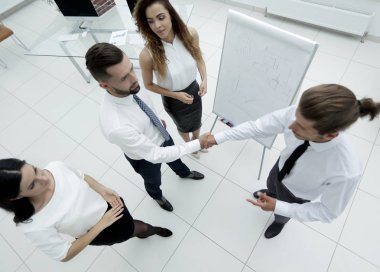 sunum öncesi meslektaşlarının el sıkışma.