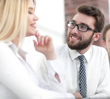 Masa başında otururken konuşurken iş takım.