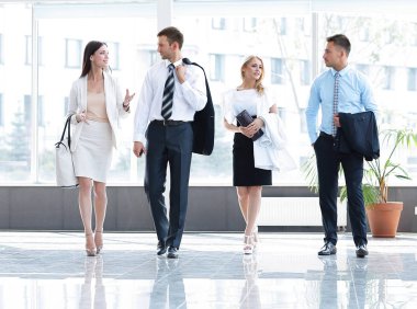 modern ofis lobide duran iş adamları.