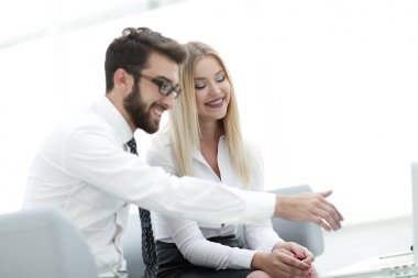 İş arkadaşları ofiste yeni fikirleri tartışıyor.