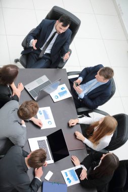 iş takım Office mali sorunları tartışıyor