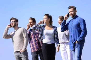 akıllı telefonlar ile gençlerin bir grup closeup.