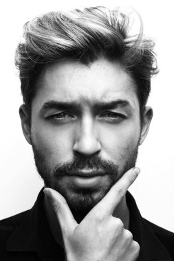 Dalgın bir adam portresi siyah ve beyaz