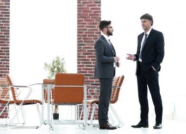 İki şirket yöneticileri iş ofiste söz.