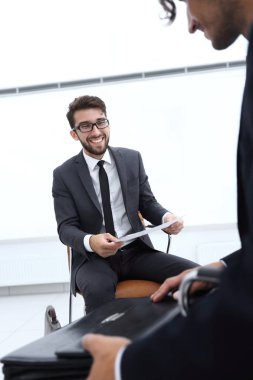 belgeler ve fikirler toplantısında şirket yöneticileri