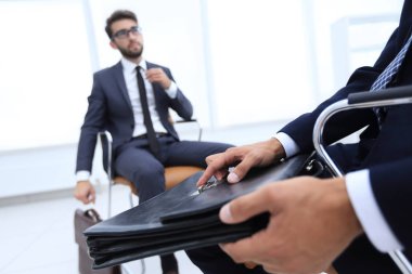 Evrak çantası ile takım elbiseli şık adam