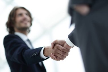 İki işadamı birbirini selamlıyor.