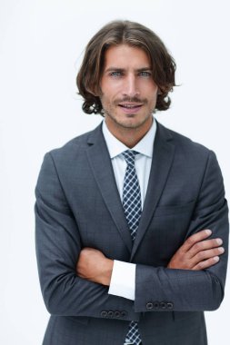 Mutlu genç adam şık bir takım elbise giymiş siyah saçlı