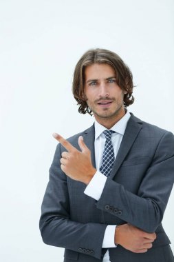 Genç ve yakışıklı bir işadamı parmağıyla işaret ediyor.
