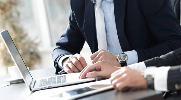 Close-up.businessman trabalhando com laptop em sua mesa . — Fotografia de Stock