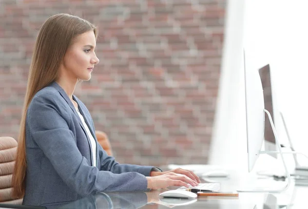 Betriebswirtin arbeitet am Computer — Stockfoto