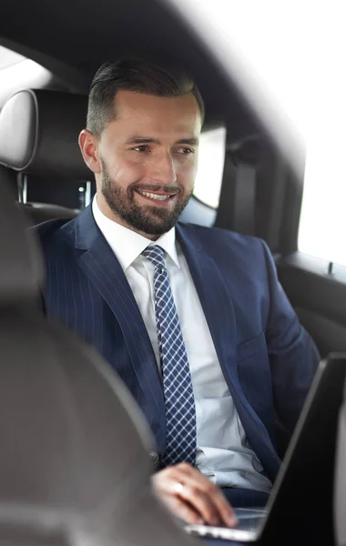 Portrét muže podnikání na zadním sedadle auta — Stock fotografie