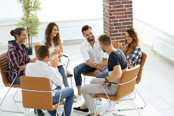 Colegas aperto de mão amigável quando reunião — Fotografia de Stock