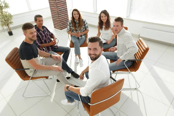 Gerente y su equipo sentado en la oficina — Foto de Stock