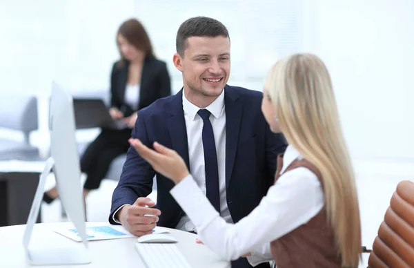 Gerente hablando con un colega en el lugar de trabajo — Foto de Stock