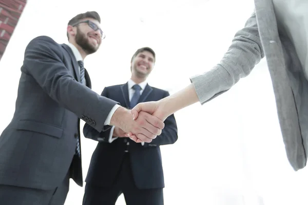 Business partners shaking hands in meeting hall — Stock Photo, Image