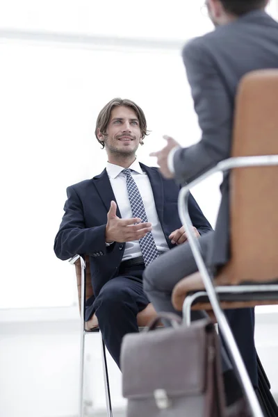 Dos hombres de negocios guapos en el cargo — Foto de Stock