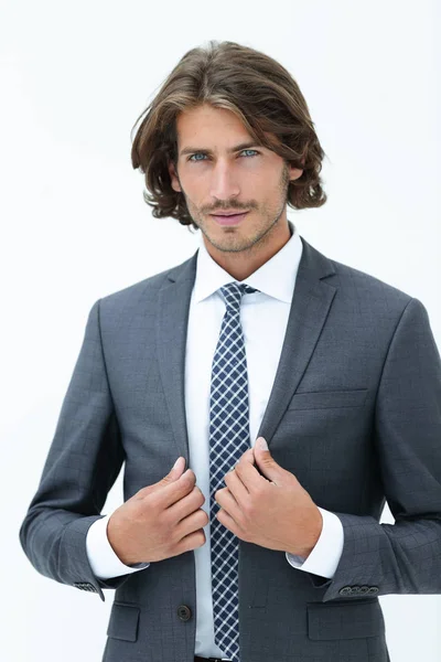 Стильный молодой человек в костюме и галстуке — стоковое фото