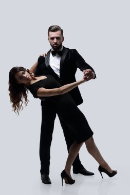 Tutkulu çekici rahat çift dans.