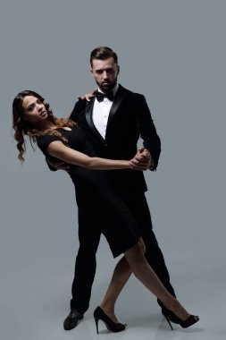 tutku dansçılar gri arka plan üzerinde