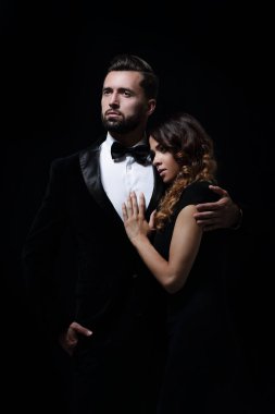 Siyah arka planda moda çifti portresi
