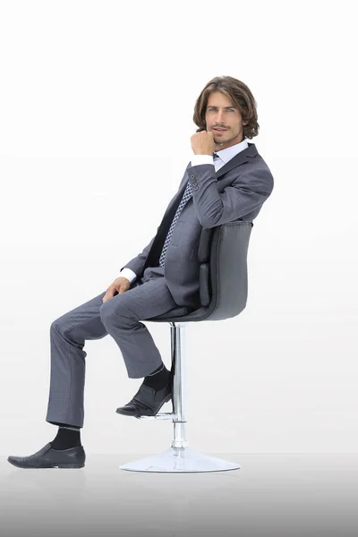 Afbeelding van succesvolle zakenman in elegante pak gezeten op stoel — Stockfoto