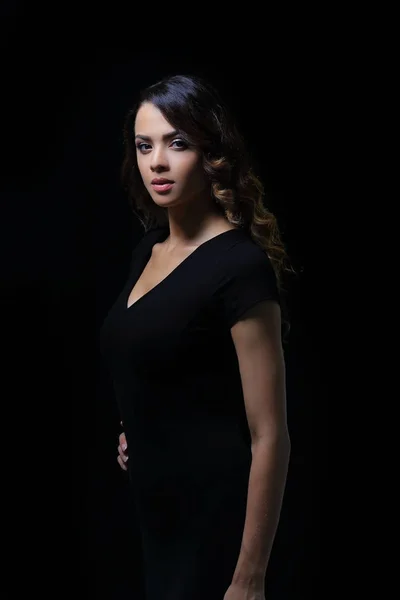 Hermosa mujer con maquillaje de noche en vestido negro — Foto de Stock