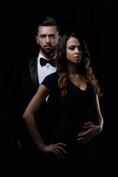 Elegante man en vrouw poseren naast elkaar op studio. — Stockfoto