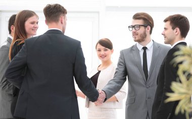 karşılıklı iş ortakları ofiste