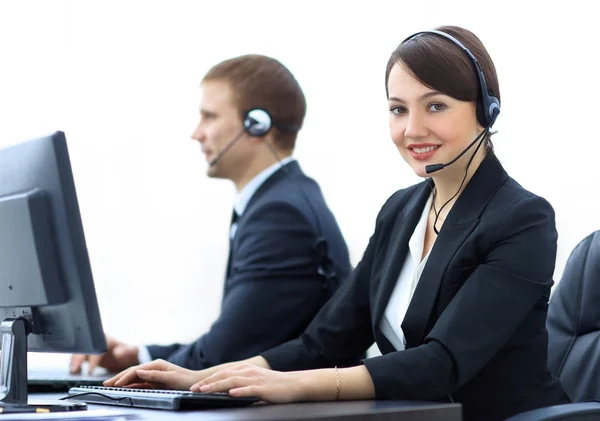 Agente de atendimento ao cliente feminino com fone de ouvido trabalhando em um call center — Fotografia de Stock