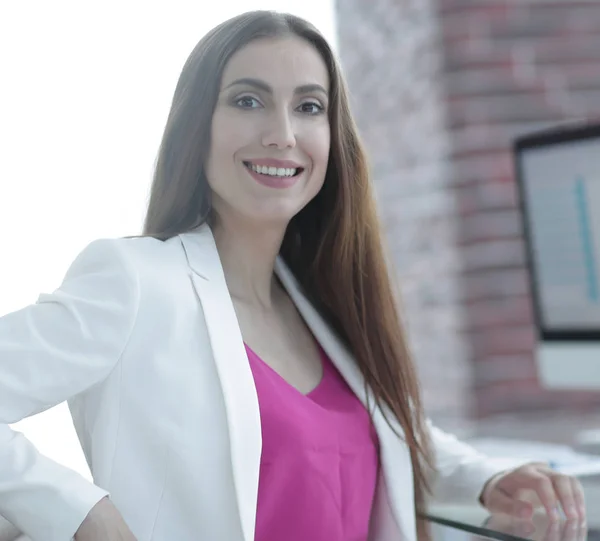 Portret van succesvolle zakelijke dame in office — Stockfoto