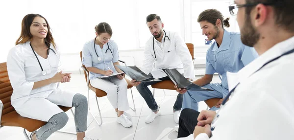 Лікарі обговорюють рентген, сидячи в офісі . — стокове фото