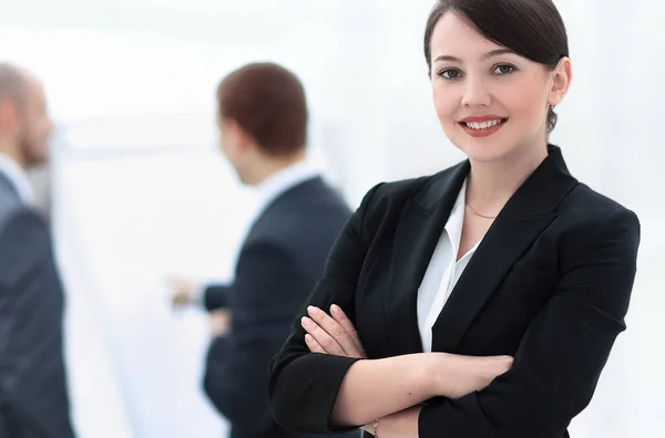 Успешная женщина менеджер на фоне офиса — стоковое фото