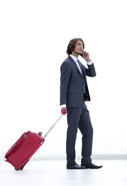 Uomo d'affari con bagagli che parla al cellulare . — Foto Stock