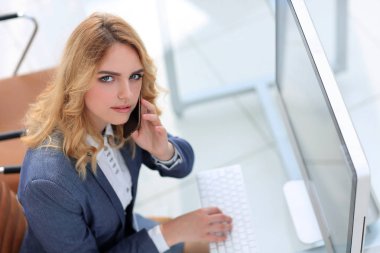 iş kadını ofiste smartphone cep telefonu ile konuşmak