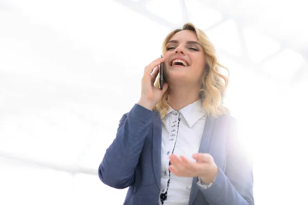 Успешная деловая женщина разговаривает по телефону. — стоковое фото