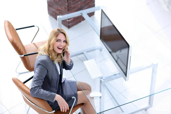 Успішна молода бізнес-леді сидить за столом — стокове фото