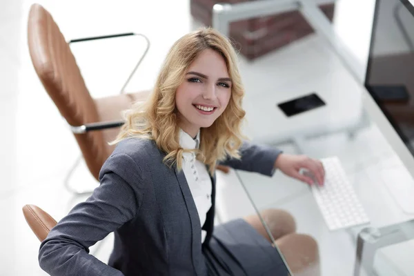 Zakelijke vrouw typen op computer toetsenbord — Stockfoto